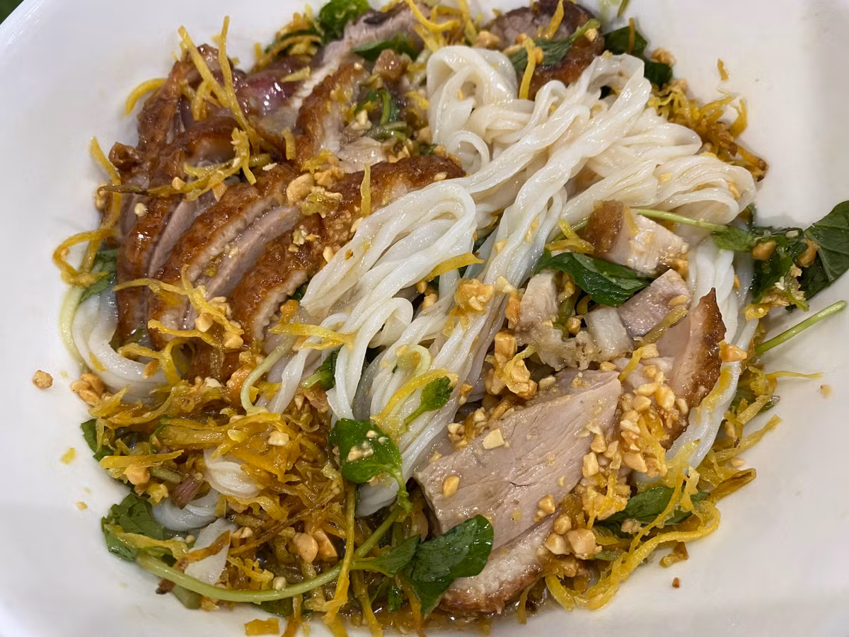 Khi đến Cao Bằng, đừng quên thưởng thức phở chua, một món ăn đặc sản Cao Bằng mang hương vị đặc trưng. Món phở này được trộn với thịt lợn chiên giòn hoặc thịt vịt quay, măng chua, đậu phộng, nước mắm chua ngọt. Đây là một món ăn nổi bật trong các bữa sáng ở Cao Bằng, bạn không thể bỏ qua khi đến với vùng đất này. Ảnh Internet