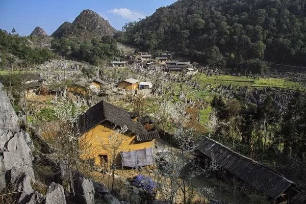 Nằm cách trung tâm Sủng Là chỉ khoảng 6km, Lao Xa có nét đẹp đặc trưng của một bản làng vùng cao, đó sự yên bình, nhẹ nhàng, không ồn ào, không xô bồ. Lao Xa nổi tiếng bởi làng nghề chạm bạc truyền thống. Ảnh Internet
