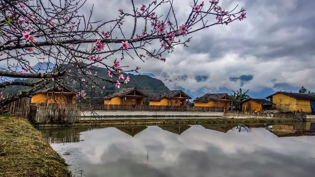 Nằm ẩn mình giữa những dãy núi đá vôi, làng Nặm Đăm là một viên ngọc quý trong hành trình khám phá du lịch Hà Giang. Ngôi làng của người Dao đỏ này nổi tiếng với nghề rèn truyền thống và những vườn dược liệu quý. Kiến trúc nhà sàn độc đáo cùng không gian văn hóa đậm đà bản sắc dân tộc khiến nơi đây trở thành điểm đến không thể bỏ qua. Ảnh Internet