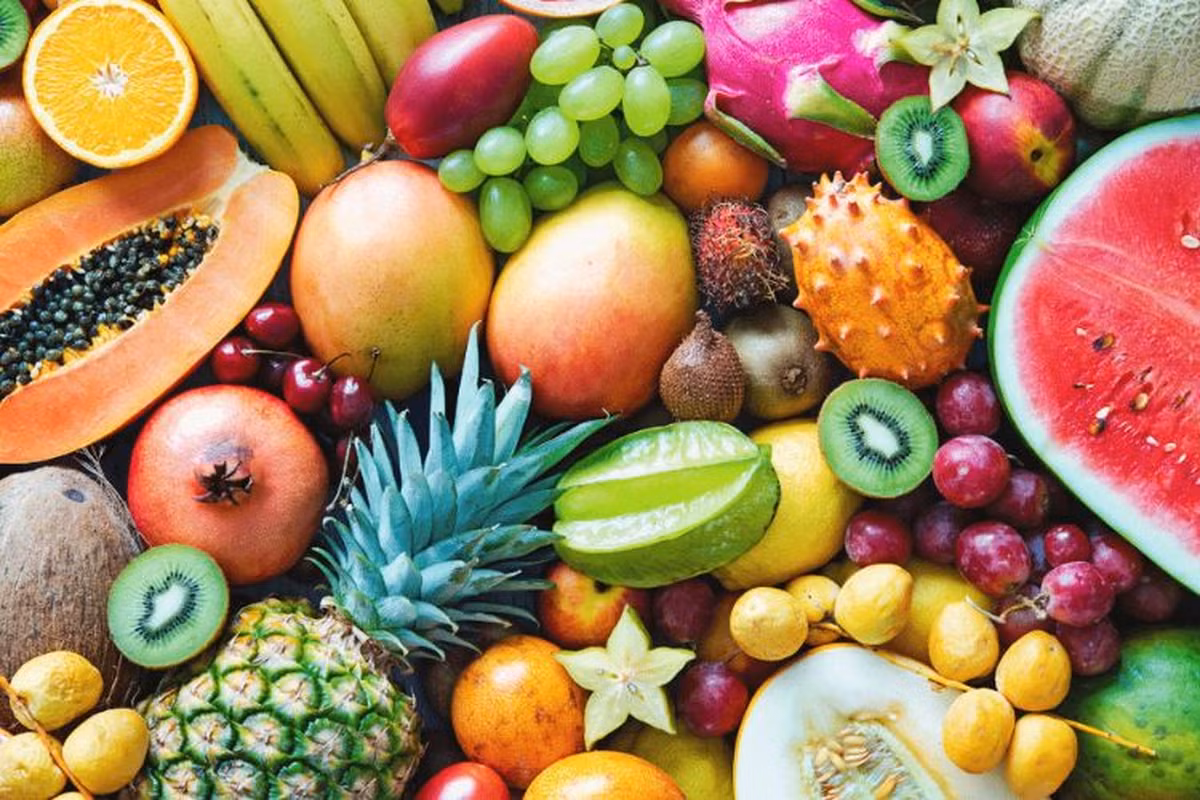  Hạn chế đồ ăn chứa đường và thay thế bằng trái cây: “Ăn đường có thể gây nghiện” nên giai đoạn đầu khi cắt đường sẽ không dễ dàng. Sau bữa tối cuối cùng của kỳ nghỉ lễ, bạn phải quyết tâm không ăn đồ tráng miệng chứa đường trong ít nhất 4 đến 10 ngày. Thay vì ăn bánh kẹo, bạn hãy tăng cường việc ăn trái cây có vị ngọt tự nhiên và rau xanh. Ăn trái cây rất tốt cho quá trình giảm cân bởi vì trong trái cây chứa nhiều chất dinh dưỡng, khoáng chất và vitamin tốt cho sức khỏe. Hơn nữa, lượng calo có trong trái cây cũng rất ít, điều này rất cần thiết cho việc giảm cân. dứa,… Ảnh minh họa