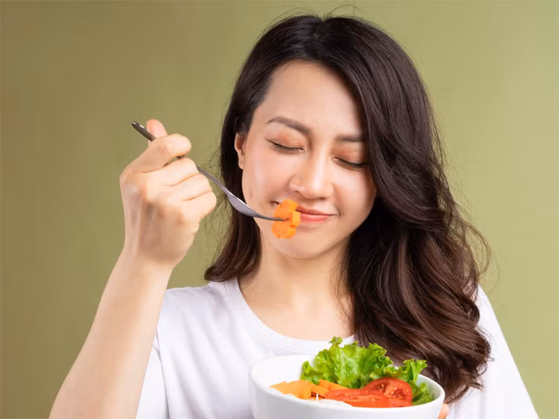  Không bỏ bữa sáng: Bữa sáng rất quan trọng, cung cấp năng lượng cho hoạt động cả ngày, năng lượng buổi sáng chiếm khoảng 25 - 30% tổng năng lượng cả ngày. Ăn các thức ăn giàu dinh dưỡng, nhiều calo buổi sáng tạo năng lượng cho cả ngày hoạt động, thúc đẩy quá trình trao đổi chất, giúp bạn ăn ít các bữa ăn còn lại trong ngày. Ảnh minh họa