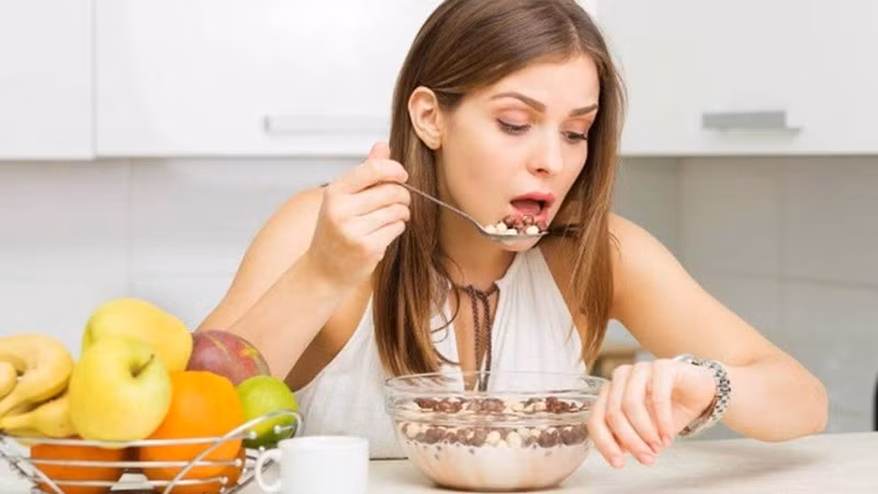  Ăn chậm, nhai kỹ: Việc ăn chậm, nhai kỹ sẽ giúp bạn cảm thấy no nhanh hơn, từ đó kiểm soát và hạn chế được lượng thức ăn nạp vào cơ thể. Hơn nữa, việc nhai kỹ thức ăn còn có tác dụng rất tốt cho hệ tiêu hóa, dạ dày sẽ không phải co bóp thức ăn nhiều và chất dinh dưỡng cũng dễ dàng hấp thụ qua thành ruột. Hãy tập thói quen ăn chậm nhai kỹ để kiểm soát tốt lượng thức ăn hàng ngày. Ảnh minh họa