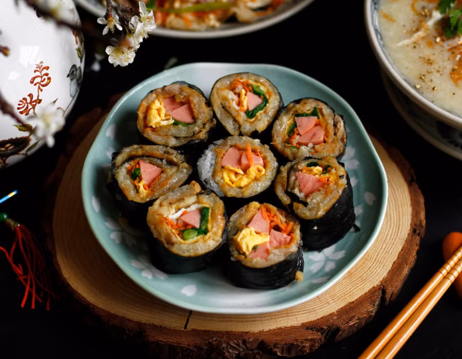  Kimbap bánh chưng với phần nhân phiên bản ''vét tủ lạnh'' cũng góp phần mang đến hương vị giòn dẻo, lạ miệng.