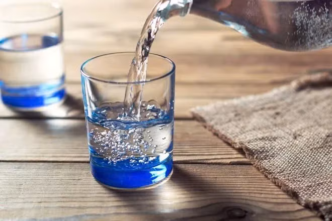 Sau khi đun và đun sôi nước, một phần clo có trong nước đã được loại bỏ. Mà clo thường được dùng để khử trùng trong nước, vì vậy nước qua đêm chính là môi trường để vi khuẩn sinh sôi và phát triển. Uống vào sẽ gây hại cho các cơ quan trong cơ thể, đặc biệt là thận, ảnh hưởng nghiêm trọng tới sức khoẻ. Ảnh minh họa