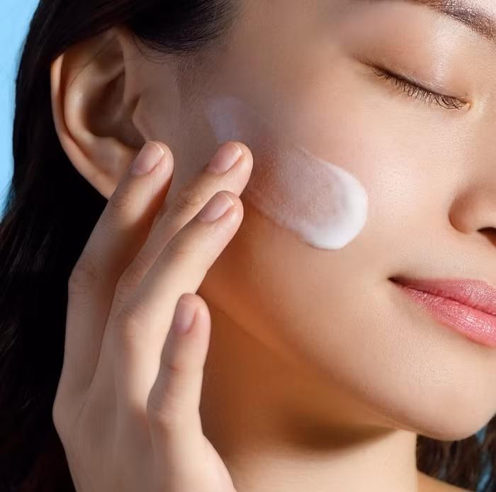  Chống nắng bảo vệ da: Cần tạo thói quen bôi kem chống nắng đúng đủ buổi sáng và ghi nhớ bôi lại kem chống nắng sau 2-4 giờ/ lần trong ngày, nhất là khi có đi ra ngoài trời. Ngoài kem chống nắng còn cần bảo vệ da bằng áo chống nắng, kính râm, mũ… Ảnh minh họa