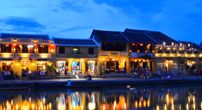 Buổi tối, Hội An trở nên huyền ảo dưới ánh sáng của hàng nghìn chiếc đèn lồng đầy màu sắc. Ảnh Internet