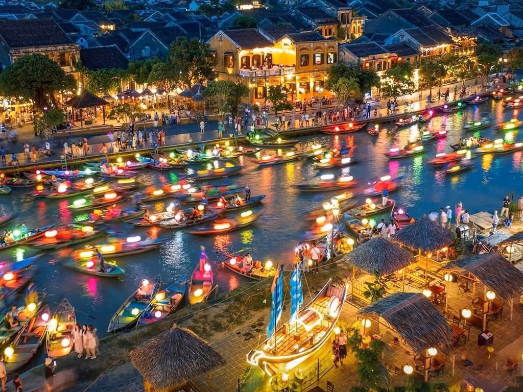 Không giống như những thành phố lớn ồn ào, náo nhiệt, Hội An mang đến một nhịp sống chậm rãi, thanh bình. Ảnh Internet