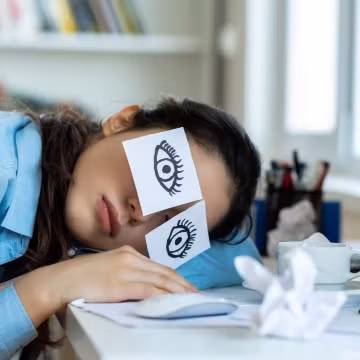 Sau nhiều ngày thức khuya, ăn uống thất thường và quen với sự thoải mái, việc trở lại guồng quay công việc hàng ngày là thử thách lớn với nhiều người. Cảm giác mệt mỏi, uể oải, thiếu động lực thậm chí còn kéo dài nhiều ngày sau Tết, ảnh hưởng đến hiệu suất làm việc. Ảnh minh họa