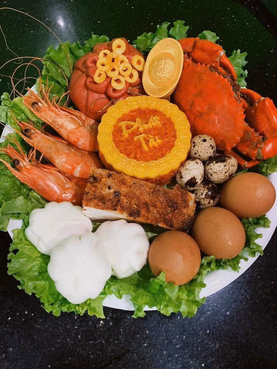 Ý nghĩa bộ tam sên là thể hiện sự thành kính và tạ lễ của gia chủ đối với các thần linh, cầu mong sự bình an, sức khỏe và tài lộc cho gia đình. Ảnh Internet