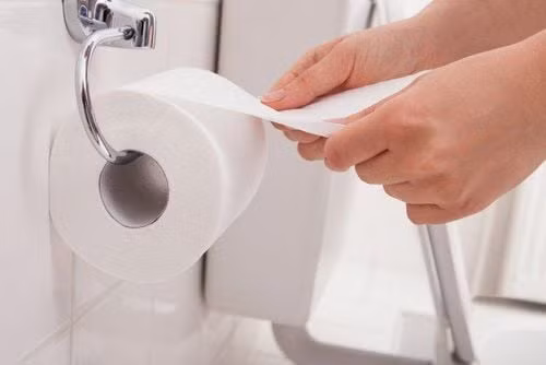  Đi vệ sinh sau khi ngủ dậy: Quãng thời gian từ 23h-1h sáng là quãng thời gian gan hoạt động mạnh nhất để bài độc trong giấc ngủ. Sau một đêm dài tích tụ và trao đổi chất, độc tố được bài trừ từ gan, mật, thận tập trung hết về ruột và bàng quang, khiến bạn có cảm giác buồn đi vệ sinh. Vì thế, sáng sớm khi ngủ dậy, hãy đi vệ sinh để thải độc tố trong bàng quang ra ngoài. Đồng thời, các chuyên gia cũng khuyên chúng ta nên uống một cốc nước ấm vào buổi sáng để vừa "đánh thức" hoạt động của cơ thể, vừa giúp bổ sung nước cho các hoạt động bài tiết độc tố của các cơ quan nội tạng. Ảnh minh họa