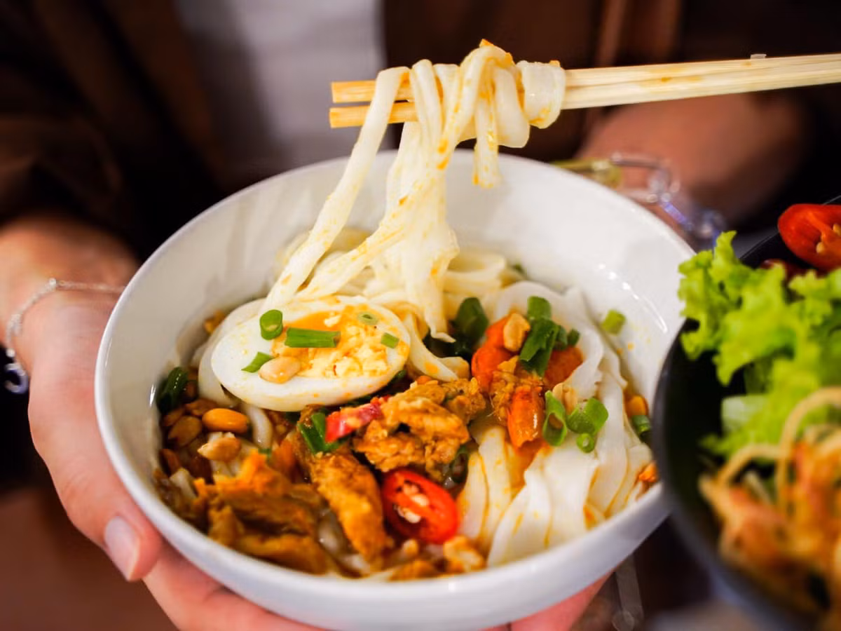 Michelin Guide gợi ý du khách đến Đà Nẵng không thể bỏ qua mì Quảng và bún chả cá, hai món đặc sản trứ danh. Mì Quảng là đặc trưng của miền Trung, với sợi mì là sự kết hợp giữa bún gạo dẹt và mì trứng vàng.