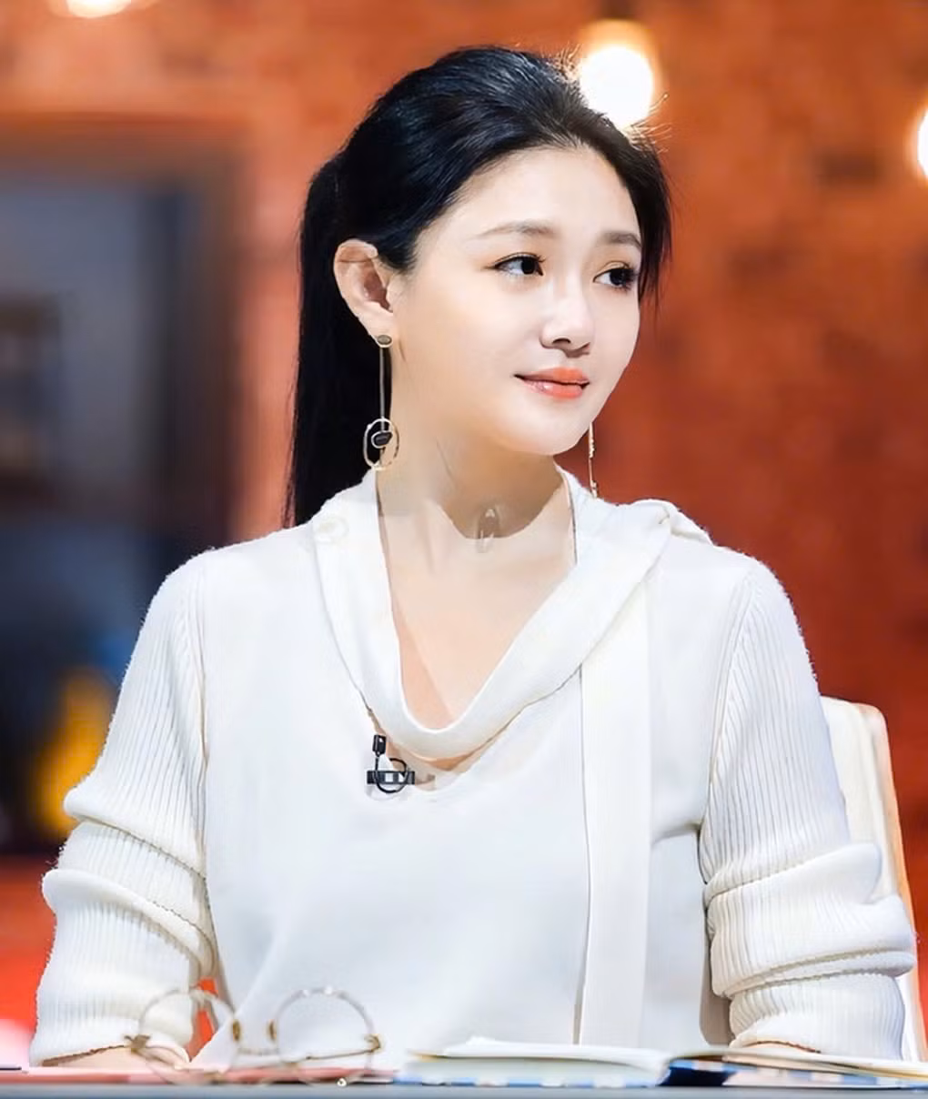 Gia đình nữ diễn viên Từ Hy Viên xác nhận cô đã qua đời ở tuổi 49 do bệnh viêm phổi và cúm mùa. 
