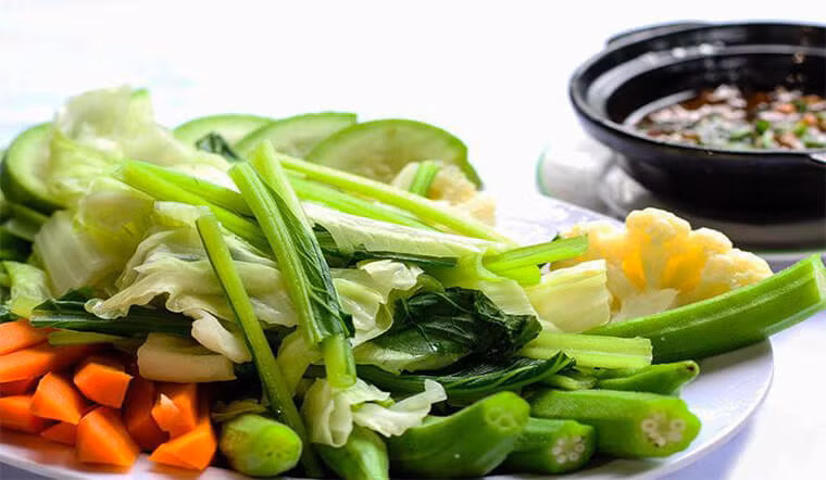  Rau xanh: Cải bó xôi, cải xoăn và các loại rau xanh khác ngoài tác dụng tăng cường hệ miễn dịch còn là nguồn cung cấp giàu vitamin A, vitamin C, vitamin E và vitamin K. Bạn cũng có thể thêm rau xanh vào cùng sinh tố trái cây hoặc ăn sống cùng với dầu ô liu. Ảnh minh họa