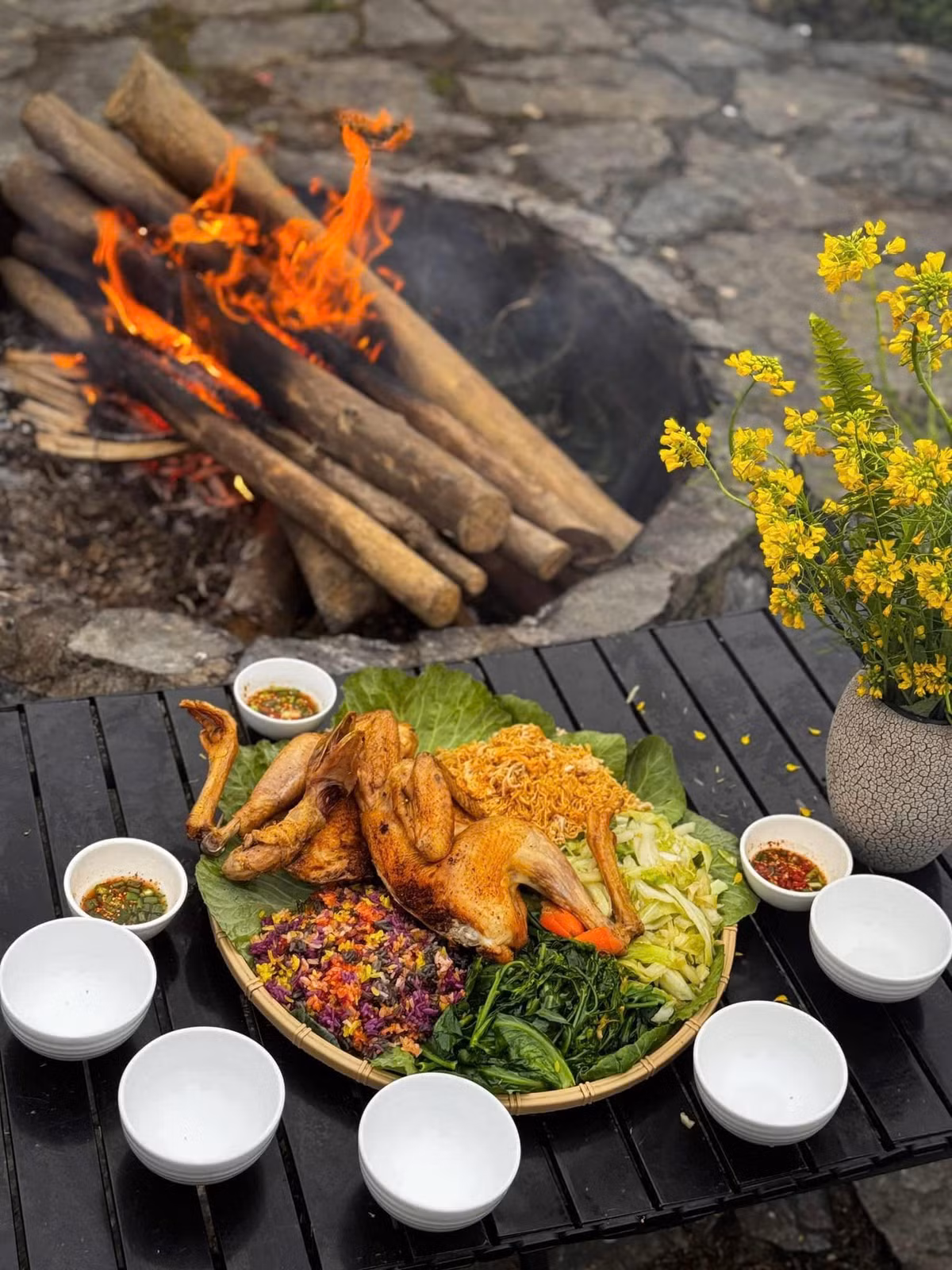 Không chỉ được chiêm ngưỡng khung cảnh lãng mạn, đến với Bắc Hà mùa hoa mận, du khách còn có cơ hội trải nghiệm những nét văn hóa đặc trưng của đồng bào dân tộc nơi đây. Những phiên chợ vùng cao nhộn nhịp sắc màu, những món ăn đặc sản như thắng cố, mèn mén, rượu ngô… tất cả hòa quyện tạo nên một chuyến hành trình đầy thú vị. Ảnh Internet