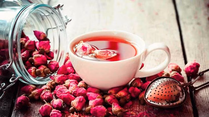  Trà hoa hồng chứa nhiều vitamin C và hợp chất thực vật có tác dụng tăng cường miễn dịch, chống viêm tốt. Một số nghiên cứu cho thấy bột hoa hồng có khả năng giảm viêm ở những người viêm khớp dạng thấp và các bệnh lý viêm xương khớp. Ảnh minh họa
