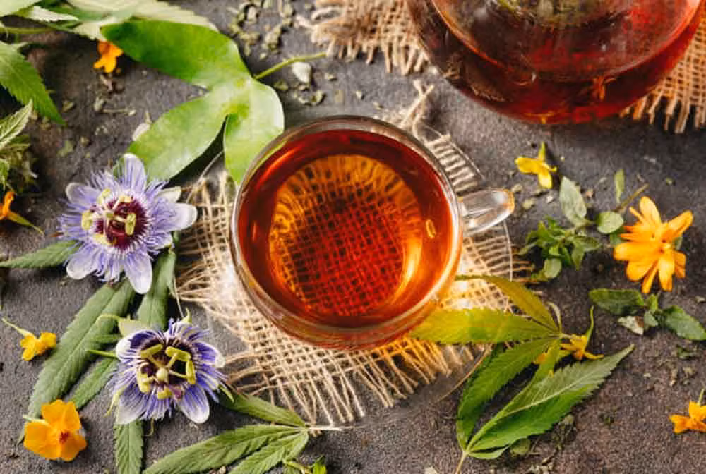 Thời gian thích hợp để uống trà: Thưởng thức trà trong hoặc sau bữa sáng và đầu giờ chiều là thời gian tốt nhất để uống trà. Tránh uống trà khi bụng đói, đặc biệt là với các loại trà xanh và trà đen, vì có thể gây kích thích dạ dày đang trống. Ảnh minh họa