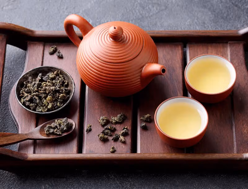  Lưu ý khi uống trà: Khi thưởng thức các loại trà, bạn nên lưu ý một số điều có lợi cho sức khỏe như sau: Hạn chế lượng caffein: Do trà xanh, trà đen có chứa caffeine, nên hạn chế lượng trà tiêu thụ để tránh tác động của chất này như lo lắng, hưng phấn quá độ và mất ngủ. Uống trà hợp lý: Đối với trà hoa để tránh tích tụ vào cơ thể quá nhiều các chất trong trà và đảm bảo cân bằng dinh dưỡng, bạn nên uống khoảng 1 - 2 ly/ngày và mỗi ly khoảng 100 - 200ml. Ảnh minh họa