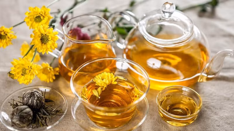  Trà hoa cúc giúp làm dịu dạ dày, giảm đau bụng và giảm triệu chứng ợ nóng. Trà hoa cúc cũng có thể hỗ trợ tiêu chảy và đau bụng ở trẻ em. Ngoài ra, trà hoa cúc còn được sử dụng trước khi đi ngủ và hỗ trợ điều trị chứng mất ngủ. Ảnh minh họa 