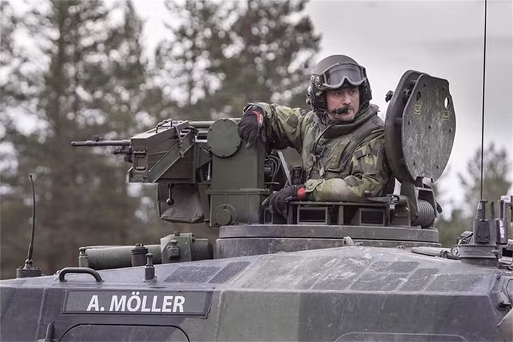Một xạ thủ Leopard 2 Strv-122 với khẩu súng máy FN MAG 7.62mm được trang bị trên xe.