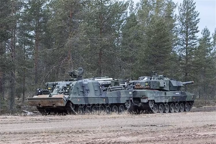 Bên các hoạt động hành quân tác chiến, buổi huấn luyện trên còn giúp các đơn vị Leopard 2 Strv-122 của Thụy Điển làm quen với việc xử lý tình huống bất ngờ trên chiến trường. Trong ảnh là một xe bọc thép cứu kéo Bergepanzer 3 (BPz3) huấn luyện sửa chữa một chiếc Leopard 2 Strv-122.
