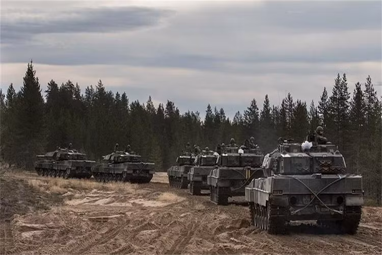 Trong ảnh đơn vị xe tăng Leopard 2 Strv-122 của Thụy Điển tham gia huấn luyện chiến thuật vào cuối tháng trước.