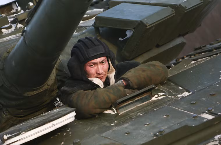 Một binh sĩ tăng thiết giáp Nga với chiếc T-72B3 của mình, khóa huấn luyện tại Khabarovsk sẽ kéo dài cho đến tháng 12 hoặc lâu hơn tùy thuộc vào mỗi nhóm binh sĩ được đào tạo.