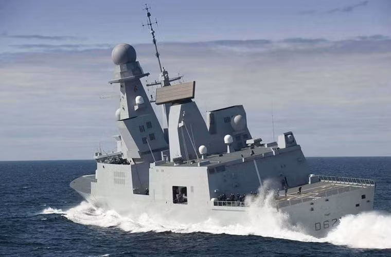 Chevalier Paul (D621) là một trong những tàu hộ vệ nằm trong biên đội tàu bảo vệ tàu sân bay Charles de Gaulle được Hải quân Pháp điều động tham gia Liên minh chống IS do Mỹ đứng đầu. Chevalier Paul thuộc lớp tàu hộ vệ phòng không Horizon tiên tiến nhất của Hải quân Pháp hiện nay, được biết chỉ có 4 trong 8 tàu lớp Horizon được đóng và đưa vào hoạt động thay vì 8 tàu như kế hoạch dự kiến ban đầu trong đó Hải quân Pháp sở hữu 2 chiếc.
