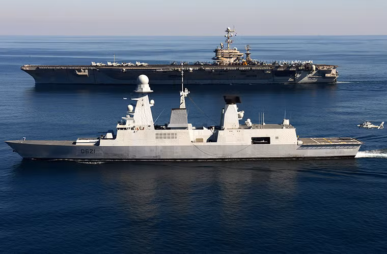 Navy Recognition đưa tin cho biết, để bảo vệ tàu sân bay chạy bằng năng lượng hạt nhân Charles de Gaulle thực hiện các đợt không kích nhằm vào phiến quân IS tại Syria, Hải quân Pháp và đồng minh đã điều động một số lượng lớn tàu chiến đi theo để bảo vệ. Điều này sẽ không có gì đáng nói nếu IS vốn chẳng sở hữu bất cứ tàu chiến hay máy bay nào để tạo mối đe dọa đủ lớn đối với tàu sân bay Charles de Gaulle. Trong ảnh là tàu hộ vệ phòng không Chevalier Paul (D621) của Hải quân Pháp.