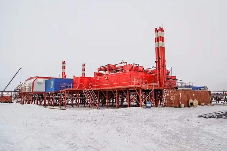 Trong suốt nhiều năm, những cư dân duy nhất tại vùng đảo này là các binh sĩ Nga đang làm việc và trực chiến tại đây. Sau khi Liên Xô sụp đổ Frantz Joseph gần như vùng đất chết nhưng nó đã nhanh chóng được hồi sinh với với hàng loạt công trình mới đang được Quân đội Nga xây dựng như nhà máy nhiệt điện, khu liên hợp căn cứ quân sự mới và các cơ sở hạ tầng khác.
