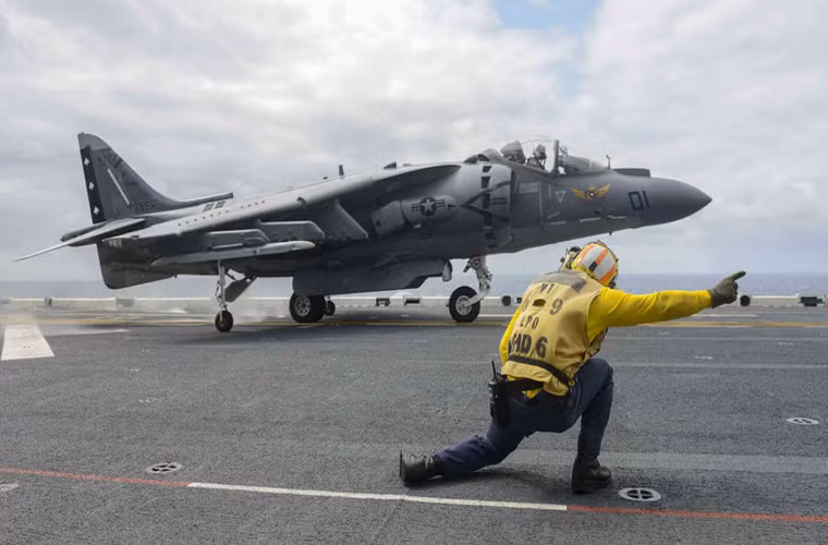 Theo Hải quân Mỹ, những chiếc AV-8B Harrier II đầu tiên sẽ được triển khai trên tàu tấn công đổ bộ USS Kearsarge thuộc lớp Essex và chúng sẽ sớm được triển khai cho các chiến dịch không kích chống lại IS. Được biết trước đó các đơn bị không quân hải quân đầu tiên của Mỹ cũng đã bắt đầu tham gia các hoạt động quân sự chống IS tại Iraq vào hôm 17/11 và đa phần là được triển khai từ tàu tấn công đổ bộ USS Essex.