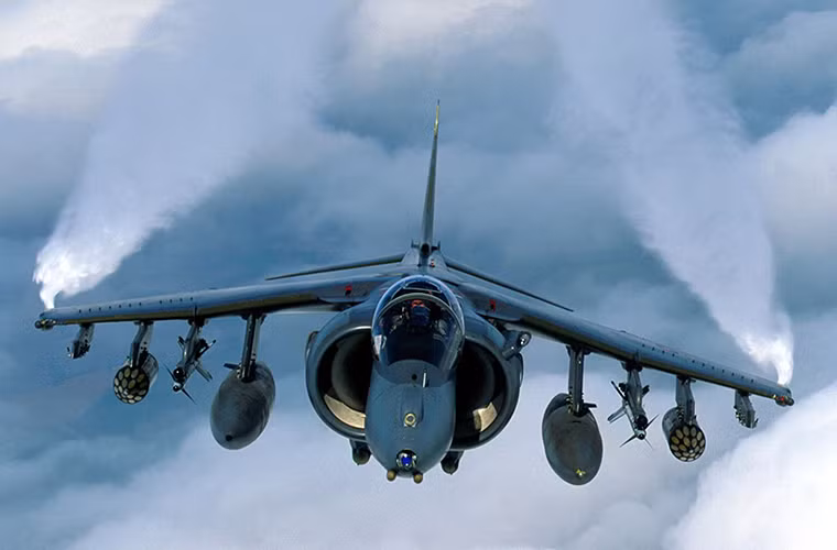 AV-8B Harrier II được trang bị hệ thống vũ khí khá đa dạng gồm một pháo GAU-12 Equalizer 25mmm, hệ thống rocket phóng loạt LAU-5003 70mm, các loại tên lửa không đối không hoặc không đối đất. Và tất nhiên không thể thiếu các loại bom thông thường và bom dẫn đường thông minh. Với 6 giá treo vũ khí AV-8B Harrier II có thể mang theo tối đa 4,2 tấn vũ khí các loại.