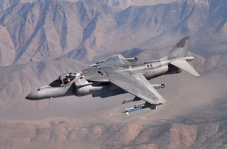 Tuy nhiên, lợi thế này lại khiến AV-8B Harrier II không thể đạt được tốc độ siêu âm khi không chiến. Do đó nó không thể hoạt động như một mẫu tiêm kích đánh chặn, mà đáp ứng vai trò máy bay cường kích tấn công mặt đất dù có thể được trang bị các loại tên lửa không đối không tầm ngắn hoặc tầm xa.