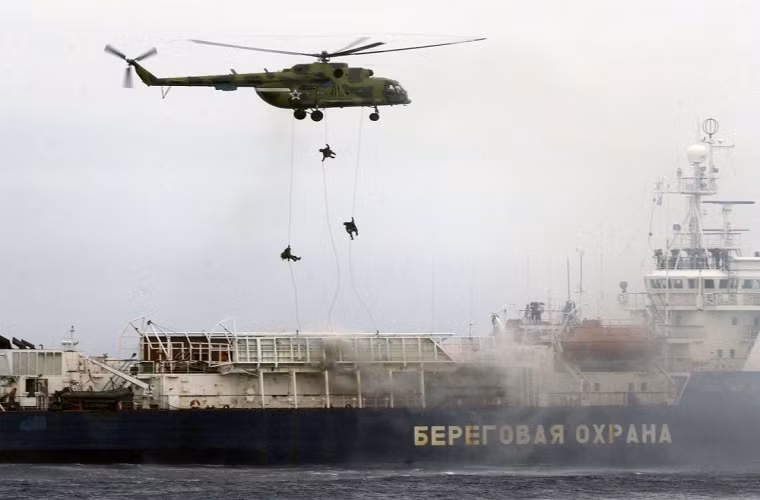 Không đơn thuần chỉ là một đơn vị đặc biệt, Spetsnaz được trang bị hầu hết các loại vũ khí hiện đại nhất của Quân đội Nga hiện nay bao gồm các phương tiện cơ giới trên bộ trên không và trên biển kể cả máy bay không người lái hay phương tiện trinh sát điện tử từ xa.
