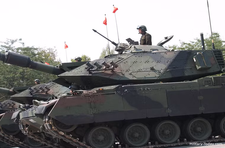 Phần khung gầm của Sabra gần như tương tự M60A3, tuy nhiên tháp pháo của nó được thiết kế lại với hệ thống giáp bảo vệ modul tương tự như xe tăng chiến đấu chủ lực Merkava của Israel. Và Quân đội Thổ Nhĩ Kỳ đang sở hữu khoảng 170 chiếc Sabra và được gọi với cái tên khác là M60T.