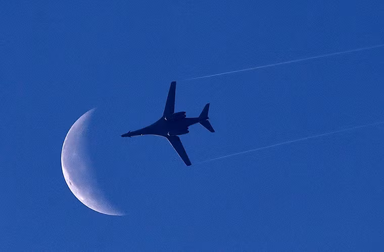 Trong một số đợt không kích chống lại IS tại Syria và Iraq Không quân Mỹ cũng điều động cả máy bay ném bom chiến lược tầm xa Rockwell B-1 Lancer.