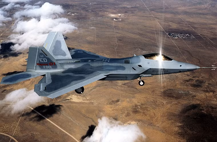 Đứng sau Nga về cường độ không kích tại Syria không ai khác là Mỹ khi quốc gia này huy động gần như tất cả các loại máy bay chiến đấu hiện đại nhất của mình. Tuy nhiên hiệu quả của các đợt không kích của liên minh chống IS do Mỹ đứng đầu thường bị đánh giá là chưa đi vào thực chất.