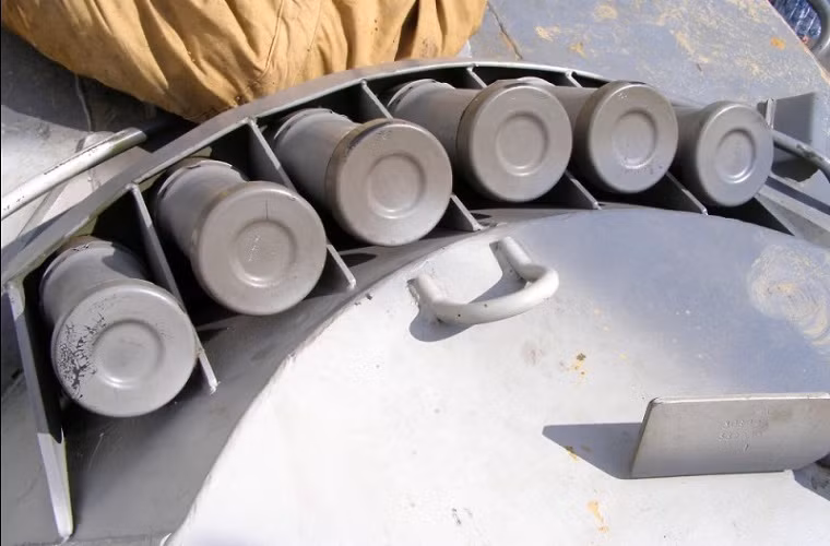 Cận cảnh một phần tháp pháo của chiếc xe bọc thép BTR-80 chuẩn bị được nâng cấp trở lại cho OMON với lớp sơn ngụy trang vẫn còn khá mới sau một thời gian bị bỏ mặc.
