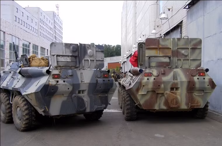 Một chiếc BTR-80 khác được lấy ra từ một kho dữ trự với màu sơn ngụy trang khá lạ.