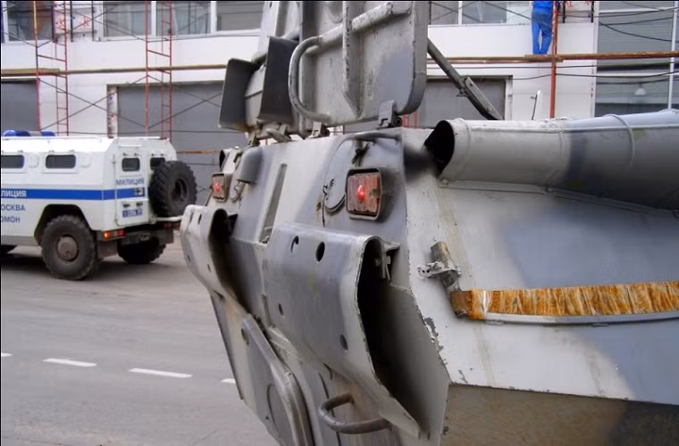 Trong khi đó các phiên bản BTR-80 ban đầu chỉ được trang bị mẫu động cơ diesel KamAZ-7403 chỉ có công suất 260 mã lực với tốc độ di chuyển tối đa 90km/h và có tầm hoạt động 600km.