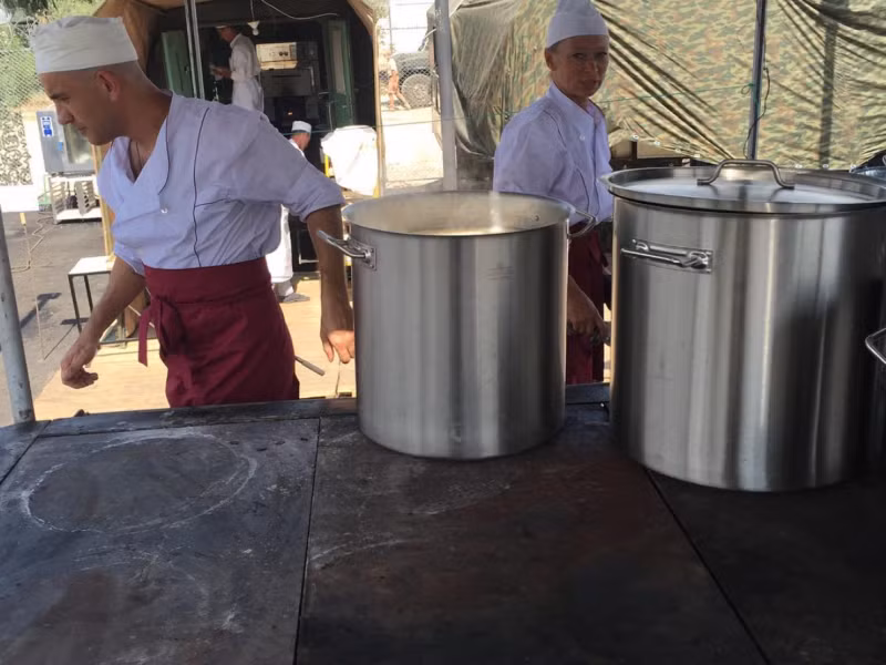 Công việc nấu ăn rất tất bật.