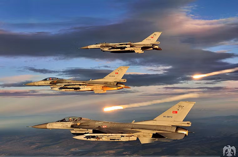 Dòng máy bay chiến đấu chủ lực của Không quân Thổ Nhĩ Kỳ là F-16C và F-16D với trang bị lên tới 236 chiếc, trong đó F-16C là biến thể một chỗ ngồi và F-16D là biến thể hai chỗ ngồi.