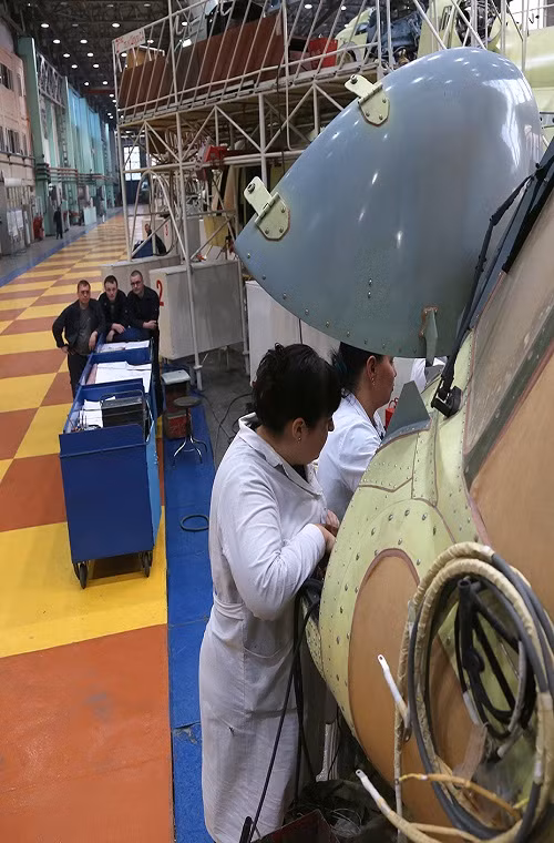 Thậm chí, các kỹ sư nữ của Ulan-Ude còn đảm nhiệm cả các công đoạn quan trọng nhất trong việc lắp ráp các thiết bị điện tử phức tạp cho một chiếc trực thăng.