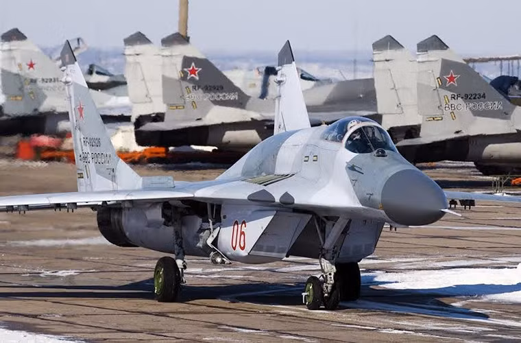 Về phần động cơ, MiG-29SMT cũng được trang bị hai động cơ phản RD-33 thế hệ thứ 3 với công suất khoảng 8.300 kgf cho mỗi động cơ. Tuy nhiên nó lại được xem là lỗi thời so với mẫu động cơ RD-33MK trên biến thể MiG-29M2.