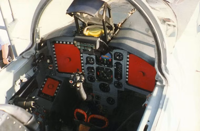 Một trong những thay đổi mang tính đột phá của của MiG-29SMT là việc thiết kế lại buồng lái với việc tích hợp các màn hình hiển thị LCDS đa chức năng. Thay đổi này sẽ giúp phi công thao tác dễ hơn trong quá trình bay thay vì buồng lái với hàng chục đồng hồ hiển thị thông số trên các phiên bản MiG-29 cũ.