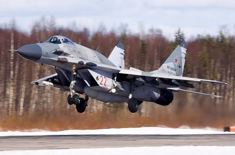 MiG-29SMT không chỉ đơn thuần là một biến thể nâng cấp thông thường về mặt trang thiết bị điện tử mà còn được cải tiến thiết kế với phần lưng hơi gù. Thực ra đó là nơi lắp đặt thùng dầu phụ hòa nhập khí động học giúp tăng tầm bay đáng kể cho MiG-29SMT.