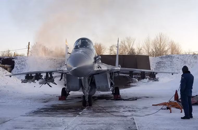 MiG-29SMT cũng được trang bị hệ thống radar Zhuk-ME tương tự như của MiG-29M cùng với đó là hệ thống theo dõi và tìm kiếm hồng ngoại IRST được sửa đổi. Mũ bay của phi công MiG-29SMT cũng được tích hợp khả năng hiển thị mục tiêu và các biện pháp áp chế điện tử mới.