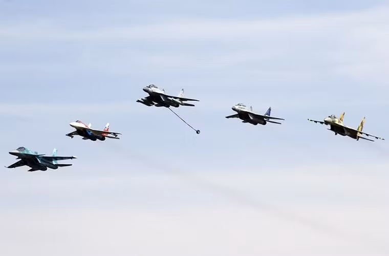 Phi đội máy bay chiến đấu hỗn hợp tiêu biểu của Không quân Nga gồm Su-27, Su-34, Su-35, MiG-29 và MiG-35.