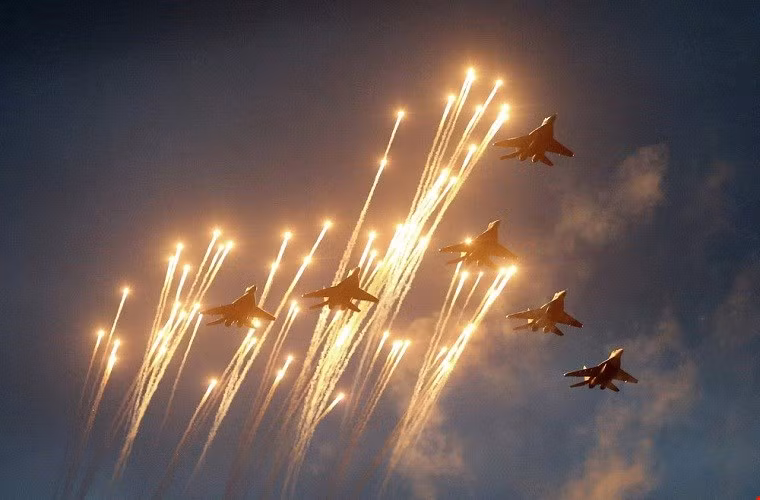 Trong ảnh là phi đội máy bay biểu diễn “Chim Én” gồm những chiếc MiG-29 của Không quân Nga.