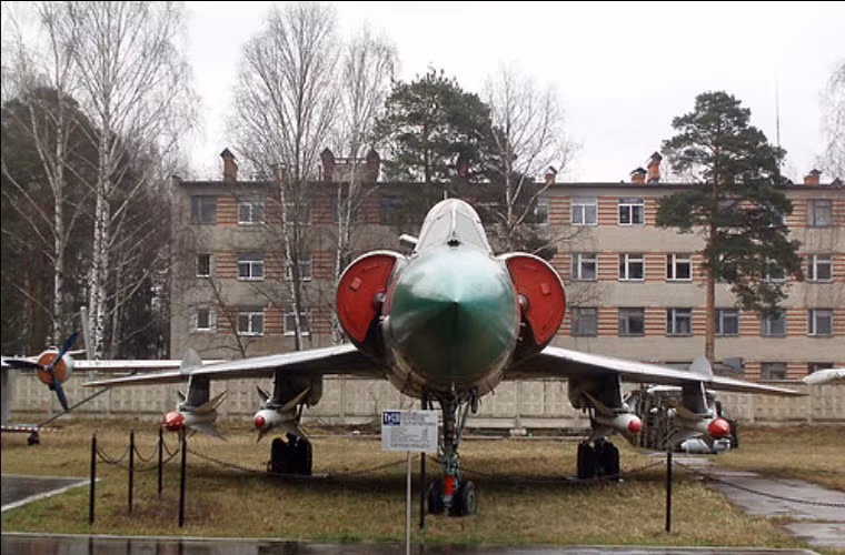 Tupolev Tu-128 - tiêm kích đánh chặn tầm xa lớn nhất thế giới với các tên lửa không đối không tầm xa R-4.