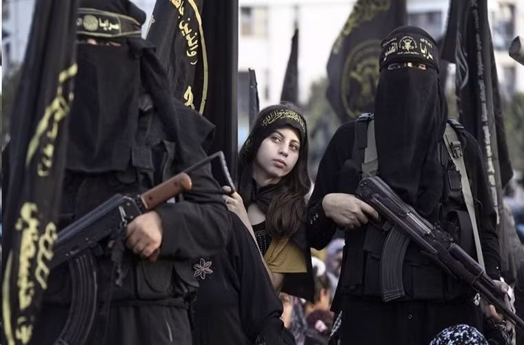 Do đó dĩ nhiên loại vũ khí được các tay súng của IS hay các nhóm phiến quân đang hoạt động ở Syria, Iraq hay Lybia yêu thích nhất đều là các dòng AK. Thậm chí chúng còn nâng cấp những khẩu AK của mình để tăng độ chính xác cũng như mang thêm được nhiều đạn hơn.